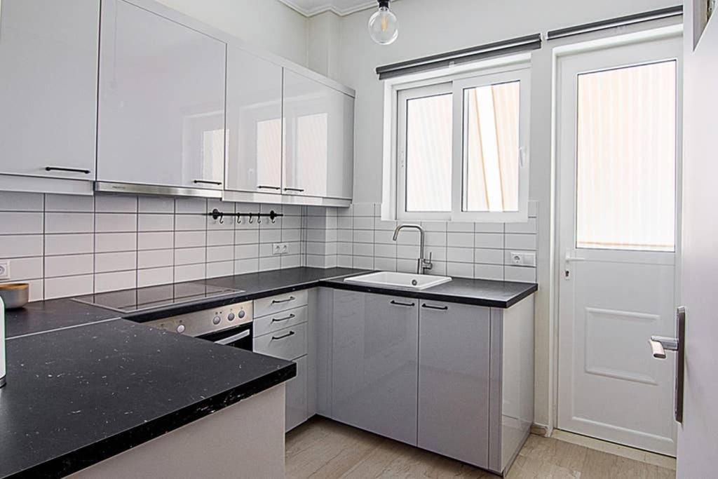 Cozy Flat With 1 Bedroom Next To Metro Station Athén Kültér fotó