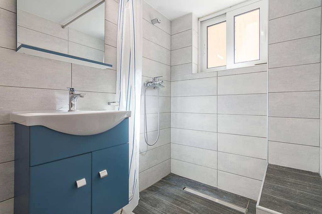 Cozy Flat With 1 Bedroom Next To Metro Station Athén Kültér fotó