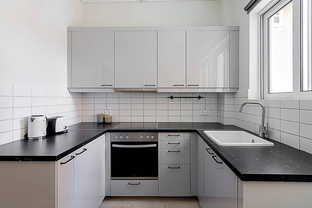 Cozy Flat With 1 Bedroom Next To Metro Station Athén Kültér fotó