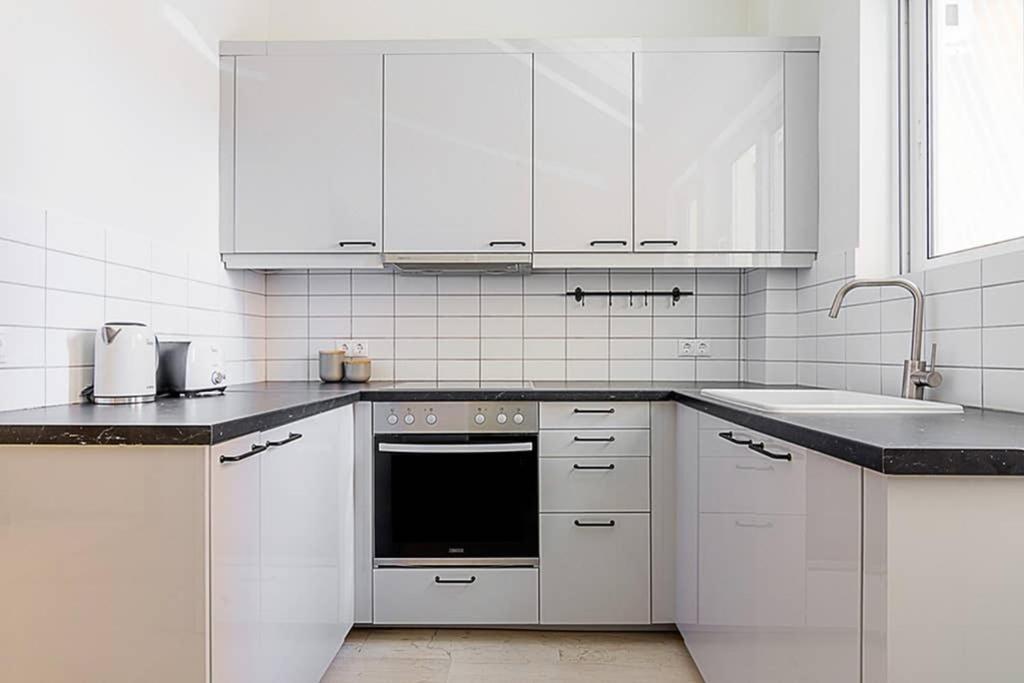Cozy Flat With 1 Bedroom Next To Metro Station Athén Kültér fotó