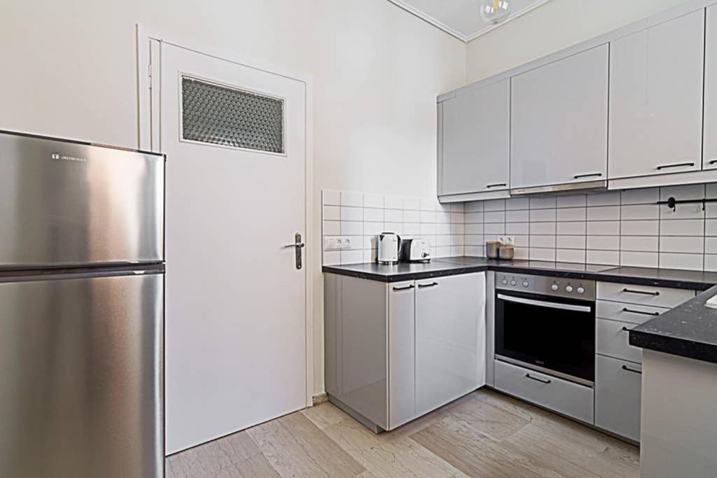 Cozy Flat With 1 Bedroom Next To Metro Station Athén Kültér fotó