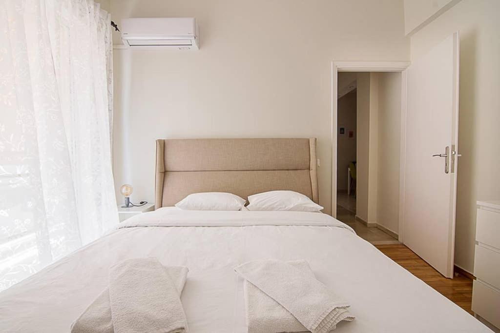 Cozy Flat With 1 Bedroom Next To Metro Station Athén Kültér fotó