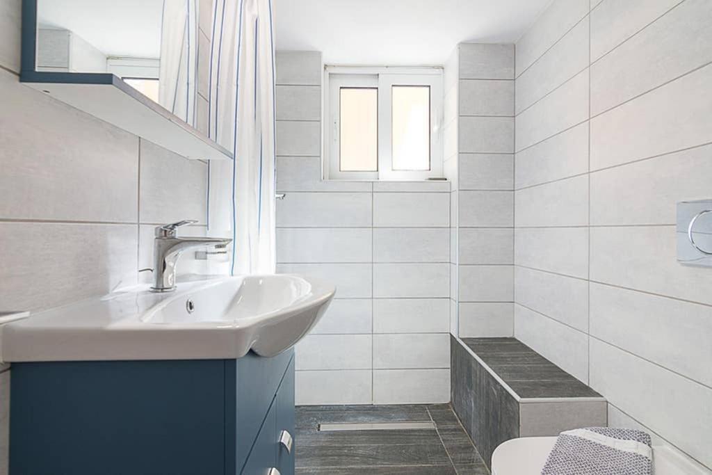 Cozy Flat With 1 Bedroom Next To Metro Station Athén Kültér fotó