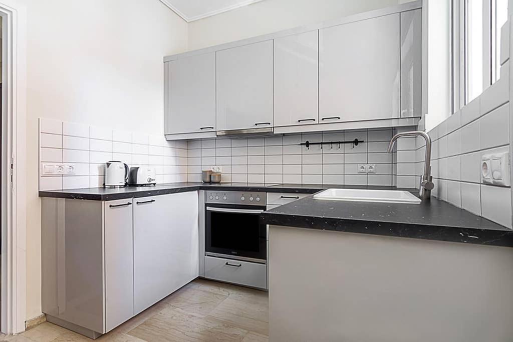 Cozy Flat With 1 Bedroom Next To Metro Station Athén Kültér fotó