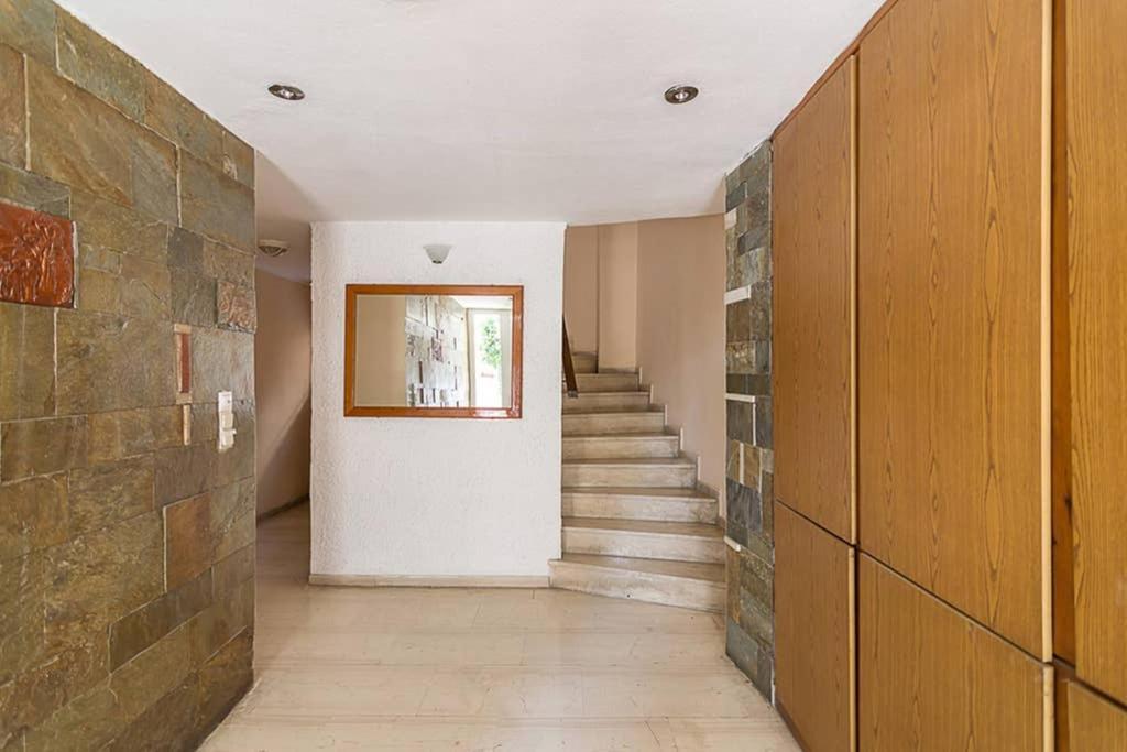 Cozy Flat With 1 Bedroom Next To Metro Station Athén Kültér fotó